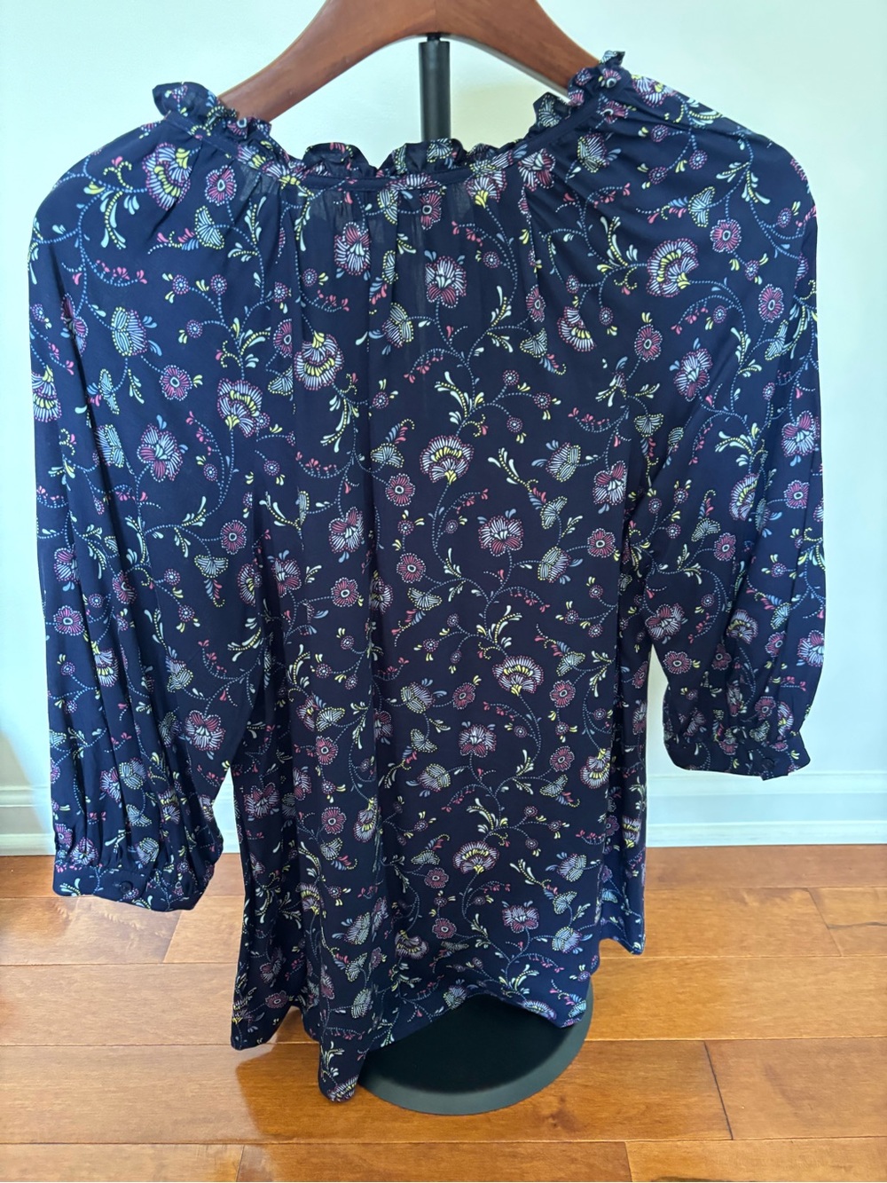a.n.a Navy Floral Blouse Womens XS 3/4 Sleeve Lightweight Top - Picture 3 of 3